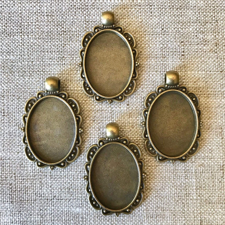 Bezel Pendant, Oval with Lacy Edge, in Antique Bronze, 18x25mm Tray, Four Pieces