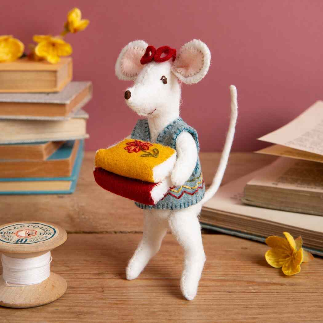 Default Little Mouse Librarian - Corinne Lapierre Embroidery Kit