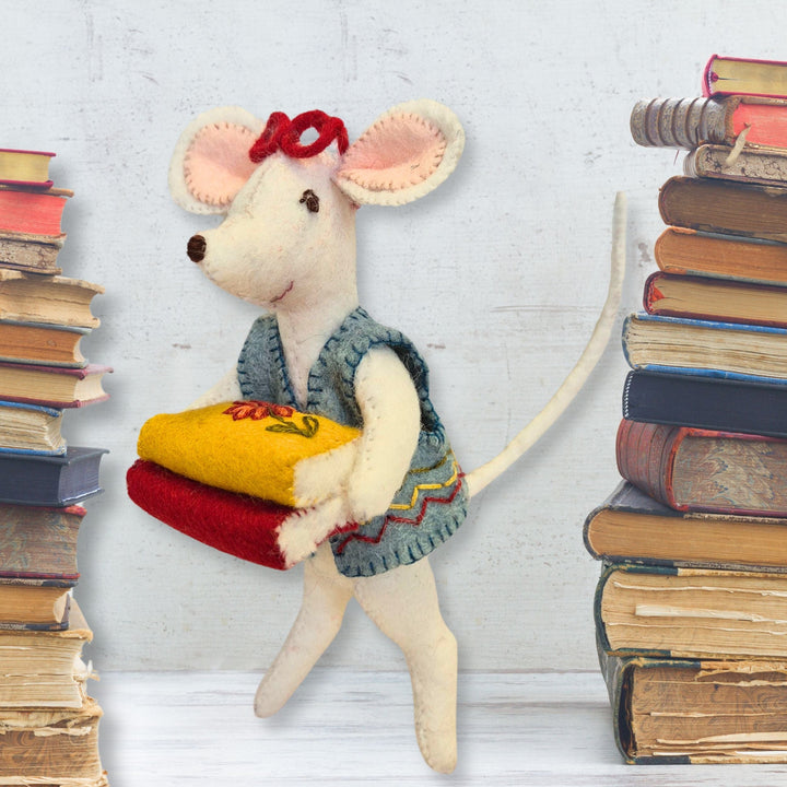 Default Little Mouse Librarian - Corinne Lapierre Embroidery Kit