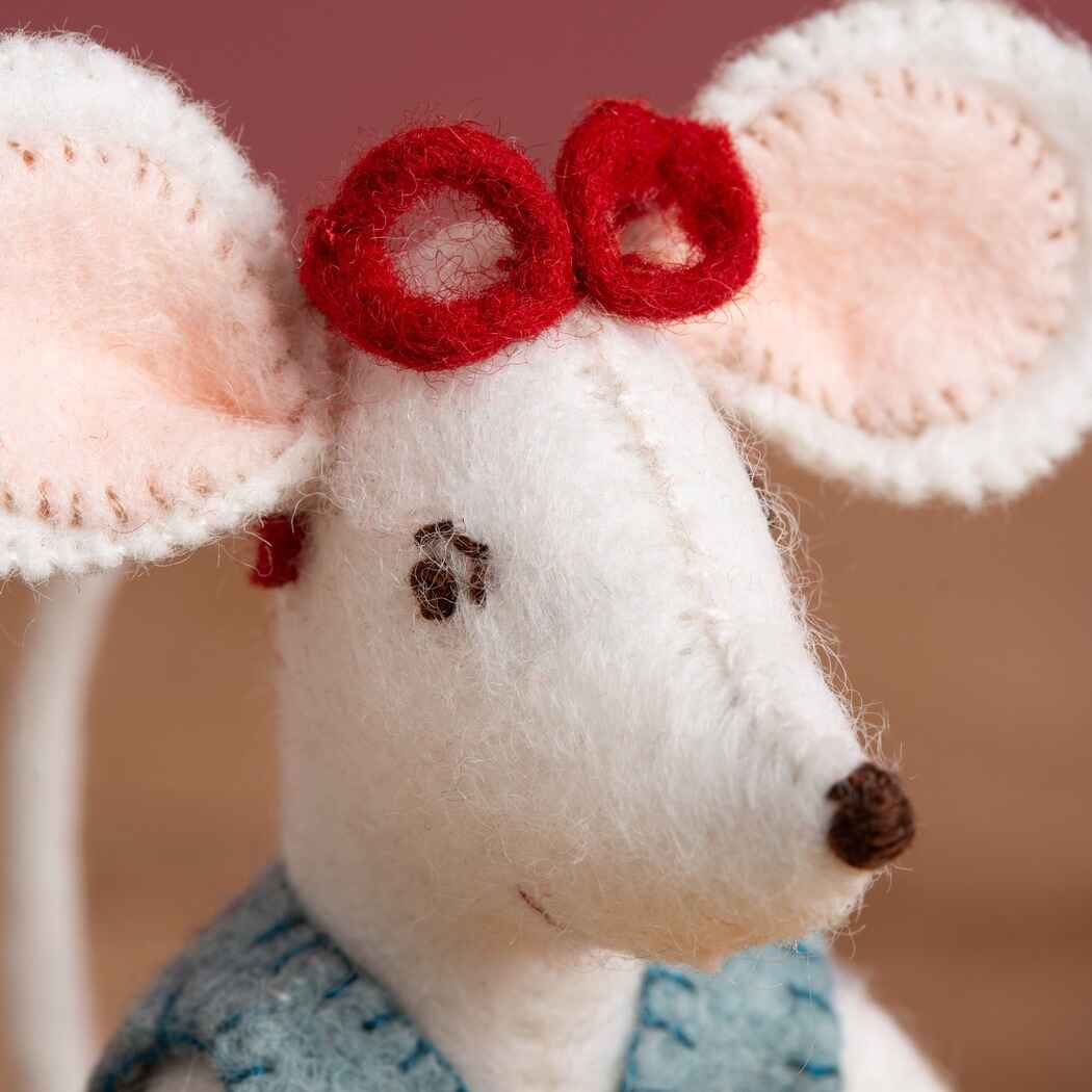 Default Little Mouse Librarian - Corinne Lapierre Embroidery Kit