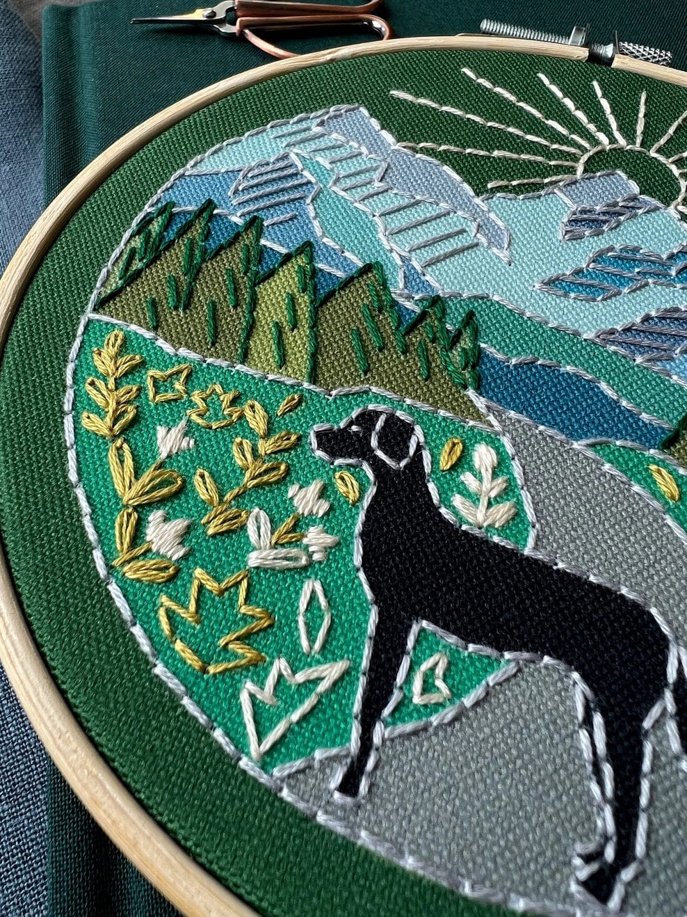 Default Rikrack Embroidery Kit Trail Dog