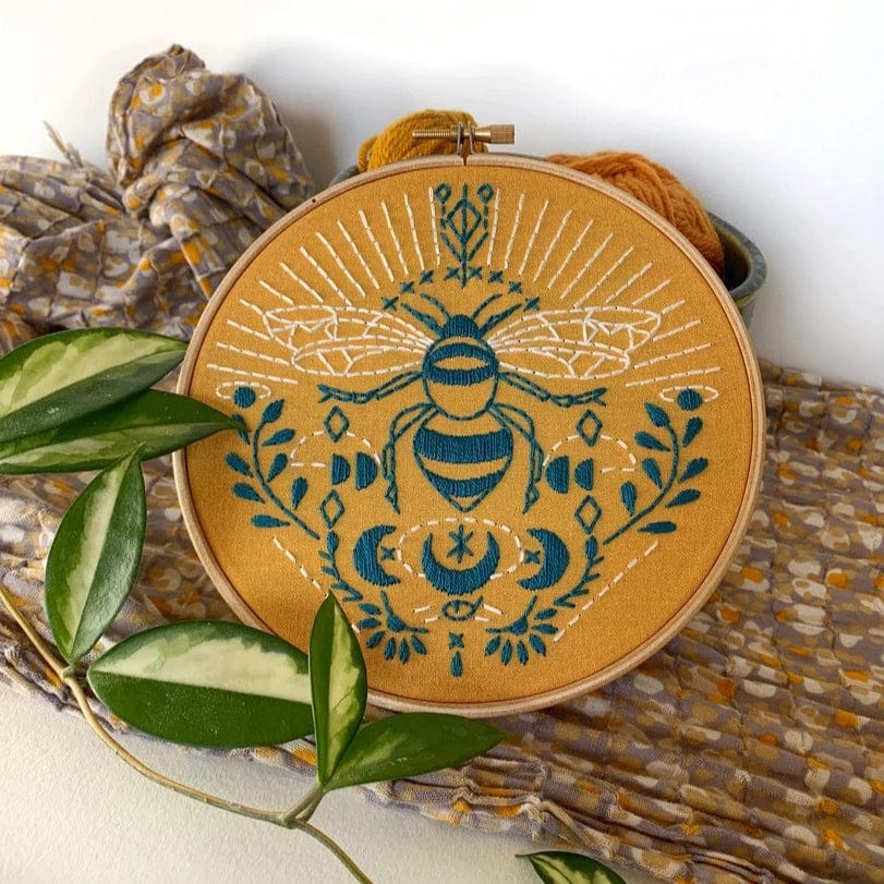 Bee - Embroidery Kit - Rikrack