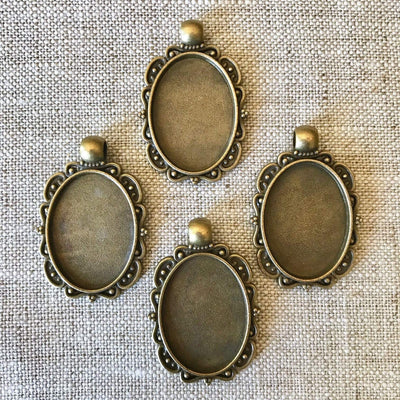 Bezel Pendant, Oval with Lacy Edge, in Antique Bronze, 18x25mm Tray, Four Pieces